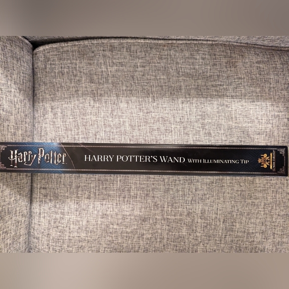 NWT The Noble Collection Harry Potter's Wand with Illuminating Tip - Picture 4 of 4
